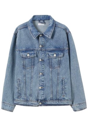 Vaaleansininen farkkutakki, jossa on nappikiinnitys edessä, kaksi rintataskua nappilapuilla ja kaksi pystysuoraa sivutaskua.