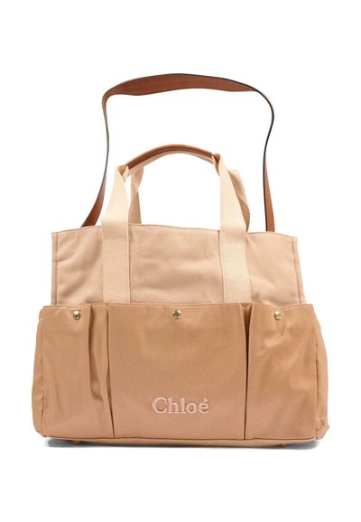 Beige en tan Chloe draagtas met dubbele stoffen handgrepen, voorzakken met drukknopen en verstelbare leren schouderriem.
