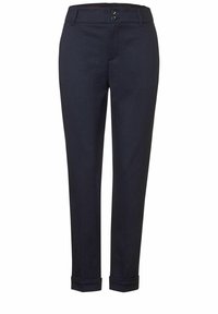 Pantaloni su misura blu scuro, con una sottile trama, risvolti, due bottoni frontali e una cintura dal design classico.