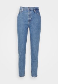 Jean en denim bleu taille haute à jambes droites, avec fermeture avant par bouton et zip, passants pour ceinture et poches avant, sur fond blanc.