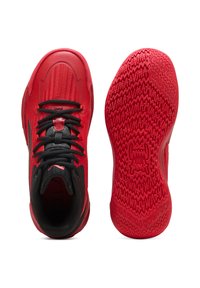 Rote Sportschuhe mit schwarzen Akzenten, strukturiertem Obermaterial, Schnürdesign und einer gemusterten Gummisohle für Traktion.