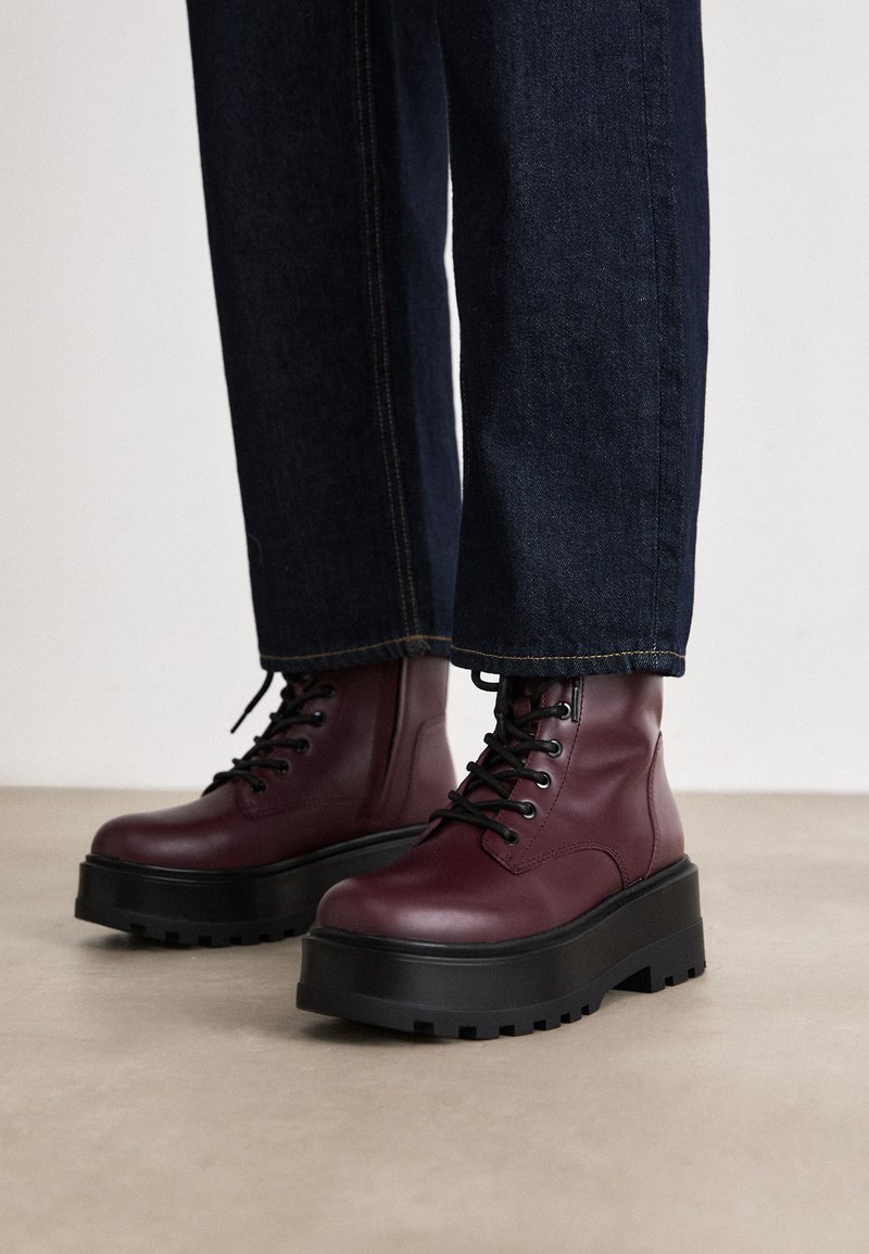 Calvin Klein Jeans FLATFORM HIGH LACE UP - Členkové šnurovacie čižmy - andorra/black