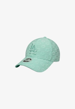 Gorra de béisbol de color verde menta claro con textura floral, logo bordado en relieve y visera curva. Incluye una etiqueta de tamaño en el ala.
