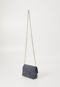 Tweed-Crossbody-Tasche in Marineblau mit silberner Kettenriemen. Rechteckige Form mit einem Klappenoberteil und strukturiertem Stoff, der ein gewebtes Muster aufweist.