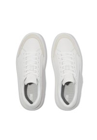 Ein Paar weiße Low-Top-Sneaker mit weißen Schnürsenkeln und hellbeigen Wildlederakzenten, von oben auf einem weißen Hintergrund betrachtet.