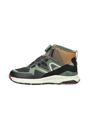 High-Top-Sneaker mit schwarzem, grünem und braunem Mesh- und synthetischem Obermaterial, weißer Sohle, Schnürsystem mit Drehverschluss und roten Außensohlen-Akzenten.