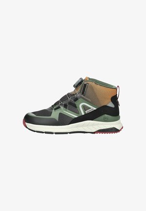 High-Top-Sneaker mit schwarzem, grünem und braunem Mesh- und synthetischem Obermaterial, weißer Sohle, Schnürsystem mit Drehverschluss und roten Außensohlen-Akzenten.