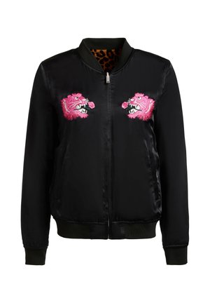 Čierna bomber bunda na zips s ružovo vyšitými tigrami držiacimi ruže na prednej časti a leopardím vzorom vo vnútri goliera.