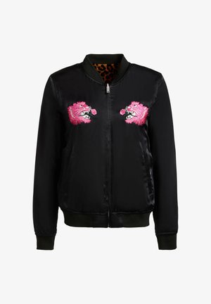 Chaqueta bomber negra con cremallera, con cabezas de tigre bordadas en rosa sosteniendo rosas en el pecho y forro con estampado de leopardo en el interior del cuello.