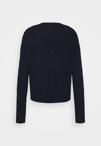 Pull en tricot bleu marine pour femmes avec des manches longues, un col rond et un motif texturé subtil sur fond blanc.