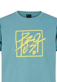 Ljusblå t-shirt med kort ärm i ett mjukt tyg, med en stor gul grafisk text "PRO TEST" inuti en kvadrat.
