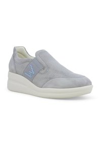 Scarpe slip-on grigie in suede perforato, con punta arrotondata e suola platform bianca. Presentano dettagli azzurri chiari sui lati.