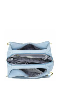 Lichtblauwe leren handtas met meerdere vakken. Kenmerkt zich door een grijze interieur met bloemenpatroon, gouden fittingen en ritsafsluitingen.