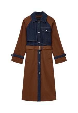 Brauner Trenchcoat mit Denim-Akzenten, ausgestattet mit einem Kragen, langen Ärmeln, Druckknöpfen, einem taillierten Gürtel und zwei Fronttaschen.
