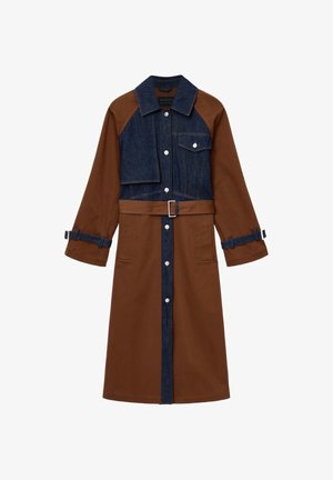 Ruskea trenssitakki farkkukoristeilla, jossa on kaulus, pitkät hihat, nepparit, vyötärövyö ja kaksi etutaskua.