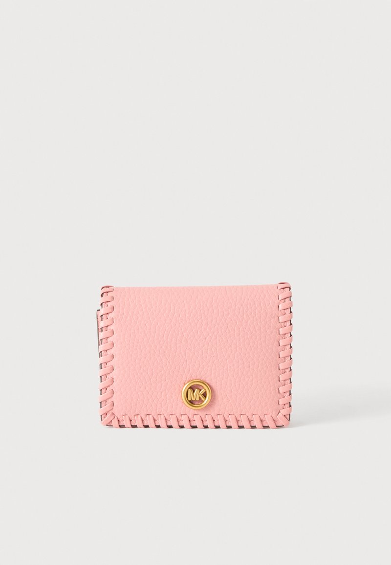 Portefeuille en cuir texturé rose avec bords tressés et petit emblème circulaire doré à l'avant, sur un fond clair uni.