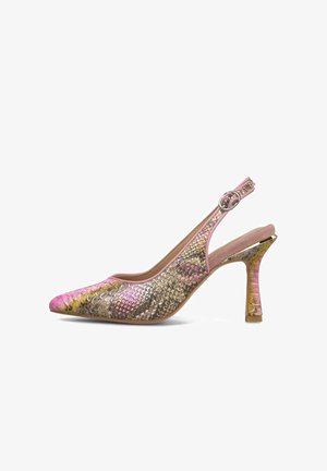 Zapato de tacón alto con punta puntiaguda y talón descubierto, con patrón de piel de serpiente en tonos rosa y dorado, hebilla ajustable y tacón acampanado.