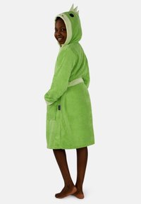 Grüner, kapuzenförmiger Bademantel aus weichem, strukturiertem Material; ausgestattet mit einem kontrastierenden hellgrünen Saum, Taschen und einem drachenähnlichen Design auf der Kapuze.