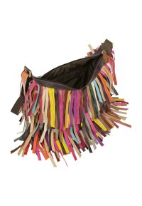 Multifarvet frynset håndtaske med et mørkt stofbund, med strimler i forskellige længder i pink, blå, gul og brun. Lynlåslomme indeni.