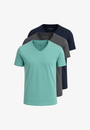 Trzy złożone w medium rozmiarze t-shirty z dekoltem w serek w kolorze teal, ciemnoszarym i granatowym ułożone pionowo na białym tle.