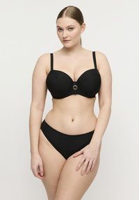 Set bikini nero con tessuto a coste. Il top ha supporto con ferretto e un dettaglio centrale in oro. La parte inferiore è di stile classico a vita alta.