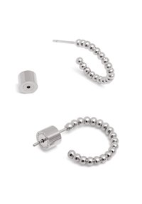 Pendientes de metal plateado con un diseño curvado y acentos esféricos, que presentan una textura suave y un respaldo de perno cilíndrico.