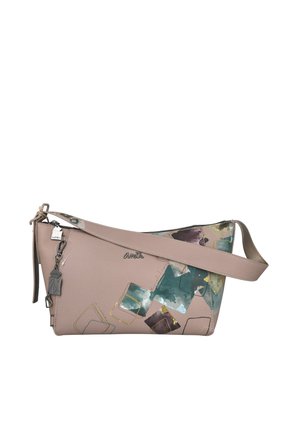Pequeño bolso bandolera beige con diseños abstractos de cuadrados en verde azulado, púrpura y dorado, con etiquetas metálicas de la marca en el tirador de la cremallera.