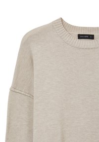 Pull beige tricoté avec col rond côtelé et couture d'épaule tombante, taille petite, étiquette de marque visible à l'intérieur du col.