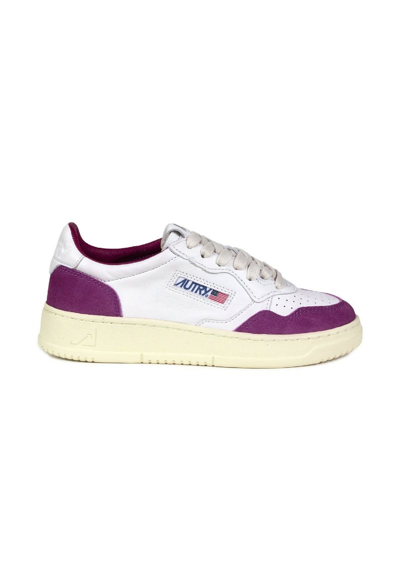 Sneaker bianco in pelle con accenti in suede viola, punta rotonda, suola in gomma beige e dettagli testurizzati. Presenta un'etichetta con il marchio sul lato.