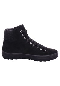 Zapatilla alta de ante negra con un acento de tela gris texturizada en el talón. Presenta ojales de metal y una suela de goma con patrón.