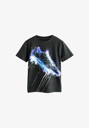 T-shirt nera con una grafica di una sneaker in blu e viola, con effetto splatter. Maniche corte e scollatura rotonda. Materiale in cotone.