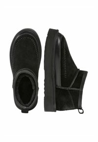 Czarne botki za kostkę z zamszowego materiału, z teksturowanym przeszyciem i gumową podeszwą. Wewnątrz znajduje się miękka podszewka oraz pętelka na pięcie.