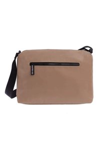 Bolso mensajero en color marrón claro con una textura suave, bolsillo vertical con cremallera en la parte frontal, correa ajustable negra y una etiqueta de marca sutil.