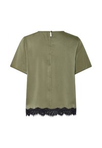Blouse vert olive à manches courtes avec fermeture par boutons au dos et bordure en dentelle noire le long de l'ourlet.