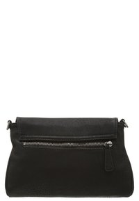 Borsa a mano in pelle nera con superficie testurizzata, pattina a ribalta, accentuazione della cerniera in argento e tracolla rimovibile. Forma compatta e rettangolare.