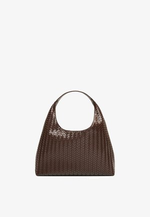 Tmavě hnědá kožená kabelka s proplétaným vzorem, půlměsíčkovým tvarem a jedním horním uchem.