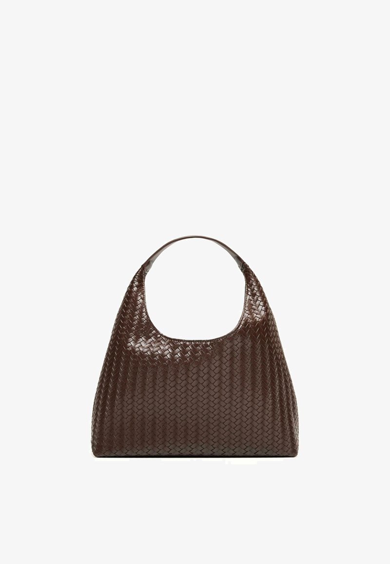 Sac à main en cuir marron foncé avec un motif tissé, de forme croissant, et une anse unique sur le dessus.