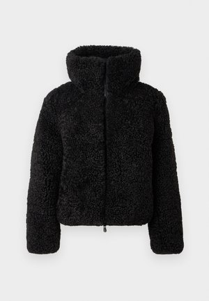 Svart fleecejacka med hög krage, dragkedjestängning och textil, mjukt material. Den har långa ärmar och en boxig passform.