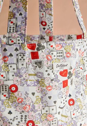 Taška na rameno s látkou s motivem hracích karet, kostek, květin a šachových jezdců v odstínech červené, černé, růžové, fialové a zelené.