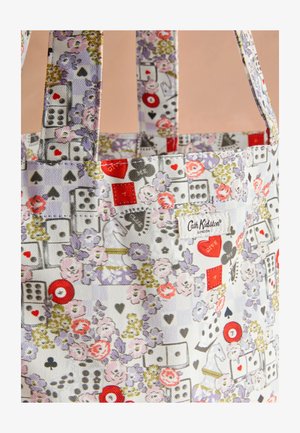 Platnena torba s uzorkom tkanine koja prikazuje igraće karte, kockice, cvijeće i konje iz igre šaha u crvenim, crnim, ružičastim, ljubičastim i zelenim tonovima.