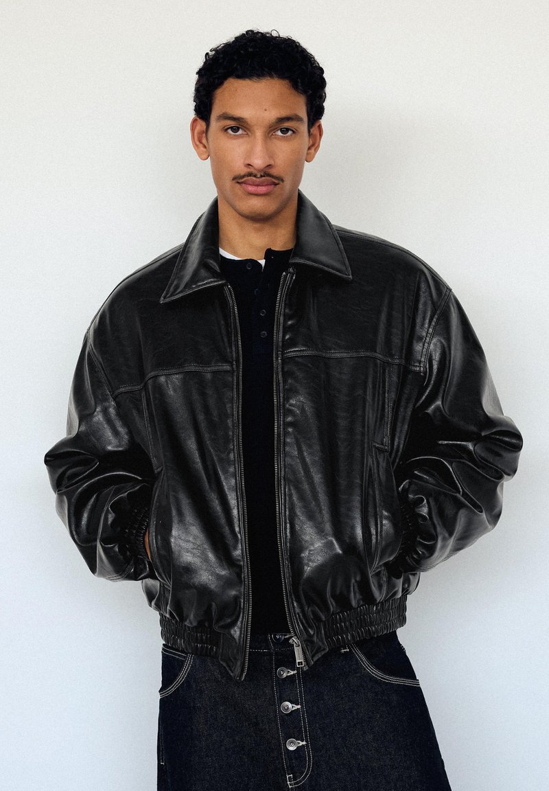 Bershka Imitatieleren jas - black