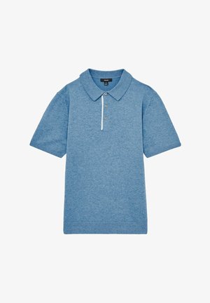 Sinine polo särk, mis on valmistatud tekstuurse kangaga. Sellel on klassikaline krae, lühikesed varrukad ja kolme nupuga klapp. Õhuke valge aktsent klapi ääres.