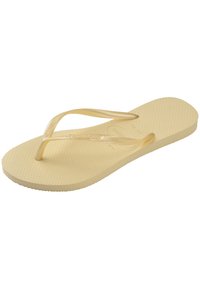Lys gul flip-flop laget av gummi, med tynne stropper og en teksturert såle for grep. Enkelt design uten ekstra detaljer.