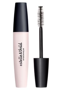 Svart mascara-borste ved siden av en lys rosa tube med en marineblå hette. Tuben har svart tekst som leser "estelle & thild STOCKHOLM."