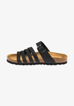 Sandale ouverte en cuir noir avec quatre brides horizontales, boucle réglable sur le côté, semelle en liège et semelle extérieure noire texturée.