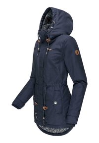 Giacca isolante blu navy con cappuccio, dotata di stringhe, tasche frontali e fodera interna a fantasia. Tessuto testurizzato e dettagli metallici.