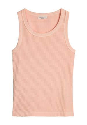 Bezrekawnik z prążkowanej dzianiny w jasnym kolorze brzoskwiniowym z okrągłym dekoltem i małą metką ze materiału wewnątrz kołnierzyka.