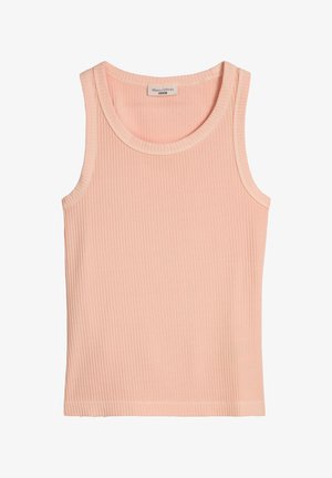 Mouwloos geribbeld hemd in licht perzikkleur met een ronde hals en een klein stoffen label aan de binnenkant van de kraag.