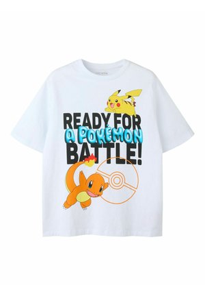 Hvid T-shirt med Pikachu og Charmander figurer og teksten "Klar til en Pokémon-kamp!" med en Poké Ball-omrids.