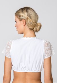 Weißes Crop-Top mit Spitzenkurzärmeln und einem eng anliegenden elastischen Bund. Die Spitze zeigt florale Muster entlang der Kanten.